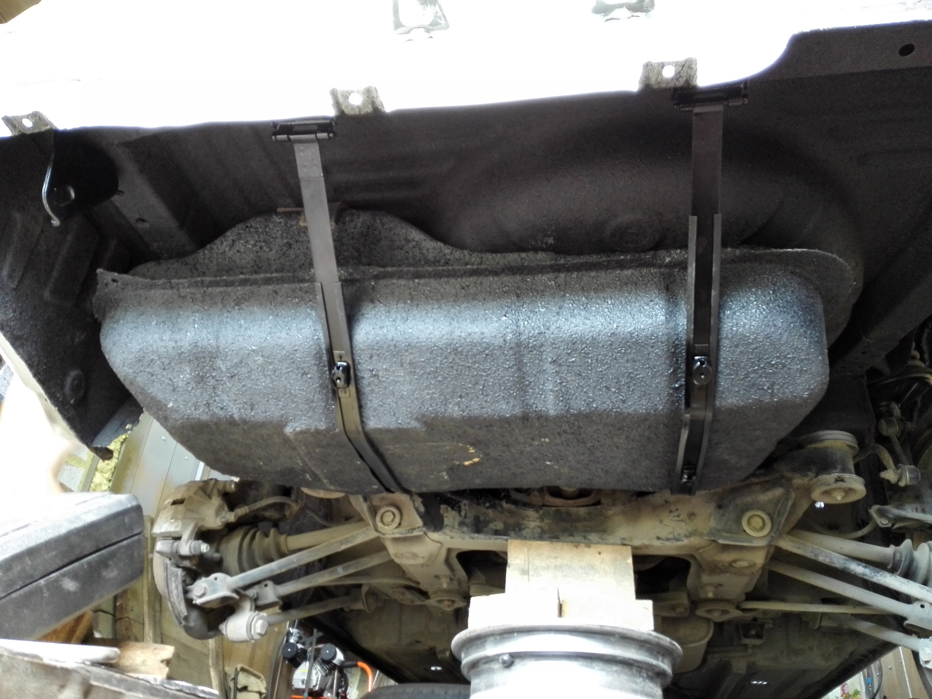 Топливный бак сузуки гранд витара xl7. Защита топливопровода mazda cx 5. Антикор туксон 2008г. Днище топливного бака. Днище кузова шевроле ланос 1.