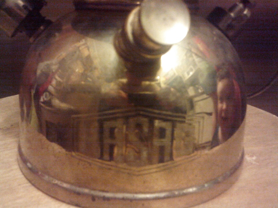 hugo schneider керосиновая лампа история. 231a164s 960. hugo schneider керосиновая лампа история фото. hugo schneider керосиновая лампа история-231a164s 960. картинка hugo schneider керосиновая лампа история. картинка 231a164s 960. На протяжении многих столетий жизнь человека полностью зависела от светового дня. Но ещё в античные времена люди научились пропитывать смолой факелы и делать масляные лампады примитивной конструкции. Жители Помпеи, например, наполняли глиняную мисочку маслом и опускали туда фитиль. При таком освещении проходили знаменитые пиры римских патрициев. Конечно, даже сравнительно дешёвое растительное масло было доступно далеко не всем. На севере Европы варвары просто продевали фитиль в жирную рыбу, вялили её, а потом поджигали. hugo schneider керосиновая лампа история. 231a164s 960. hugo schneider керосиновая лампа история фото. hugo schneider керосиновая лампа история-231a164s 960. картинка hugo schneider керосиновая лампа история. картинка 231a164s 960. На протяжении многих столетий жизнь человека полностью зависела от светового дня. Но ещё в античные времена люди научились пропитывать смолой факелы и делать масляные лампады примитивной конструкции. Жители Помпеи, например, наполняли глиняную мисочку маслом и опускали туда фитиль. При таком освещении проходили знаменитые пиры римских патрициев. Конечно, даже сравнительно дешёвое растительное масло было доступно далеко не всем. На севере Европы варвары просто продевали фитиль в жирную рыбу, вялили её, а потом поджигали.