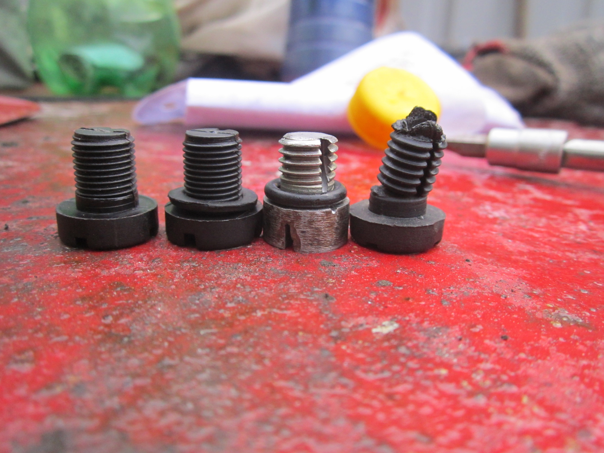 Винт для стравливания воздуха bmw e39. Штуцер радиатора охлаждения пежо 206. Штуцер стравливания воздуха ауди. Винт для слива охлаждающей жидкости, латунный, для bmw e. Болт спуска воздуха.