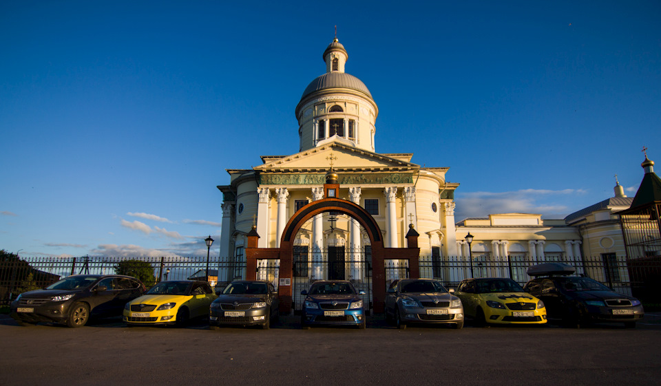 Такой крутой компанией ехали в пятницу из Москвы! Выезжали в ливень, отъехали километров 20 от МКАДа- небо голубое и солнце! Спасибо Танюшке, разогнала тучи к нашему приезду)) — Skoda Fabia Mk1