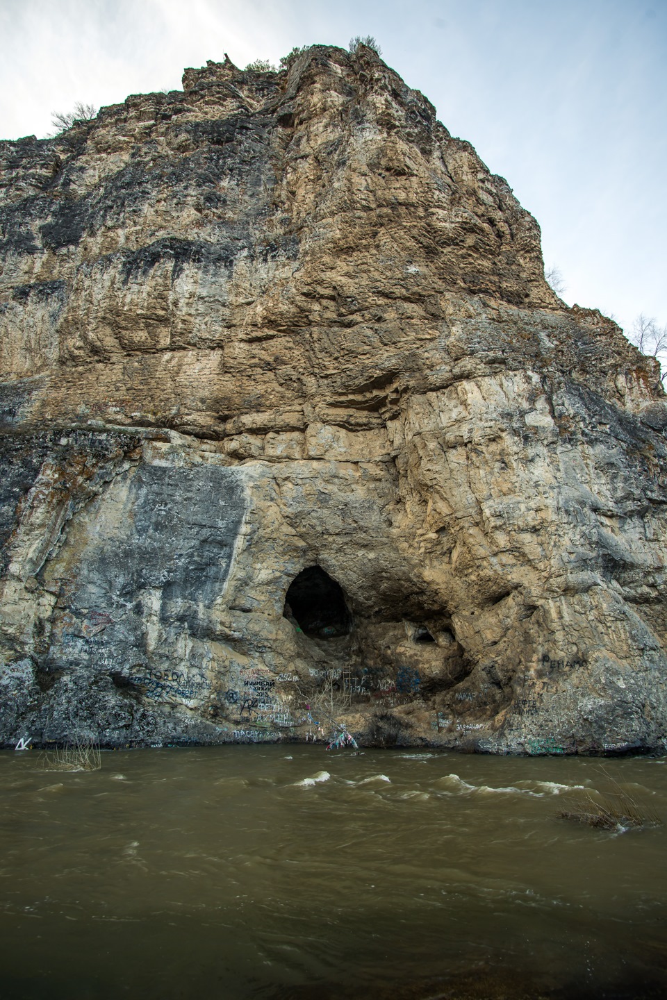 Скала Калим-Ускан и пещера Салавата Юлаева