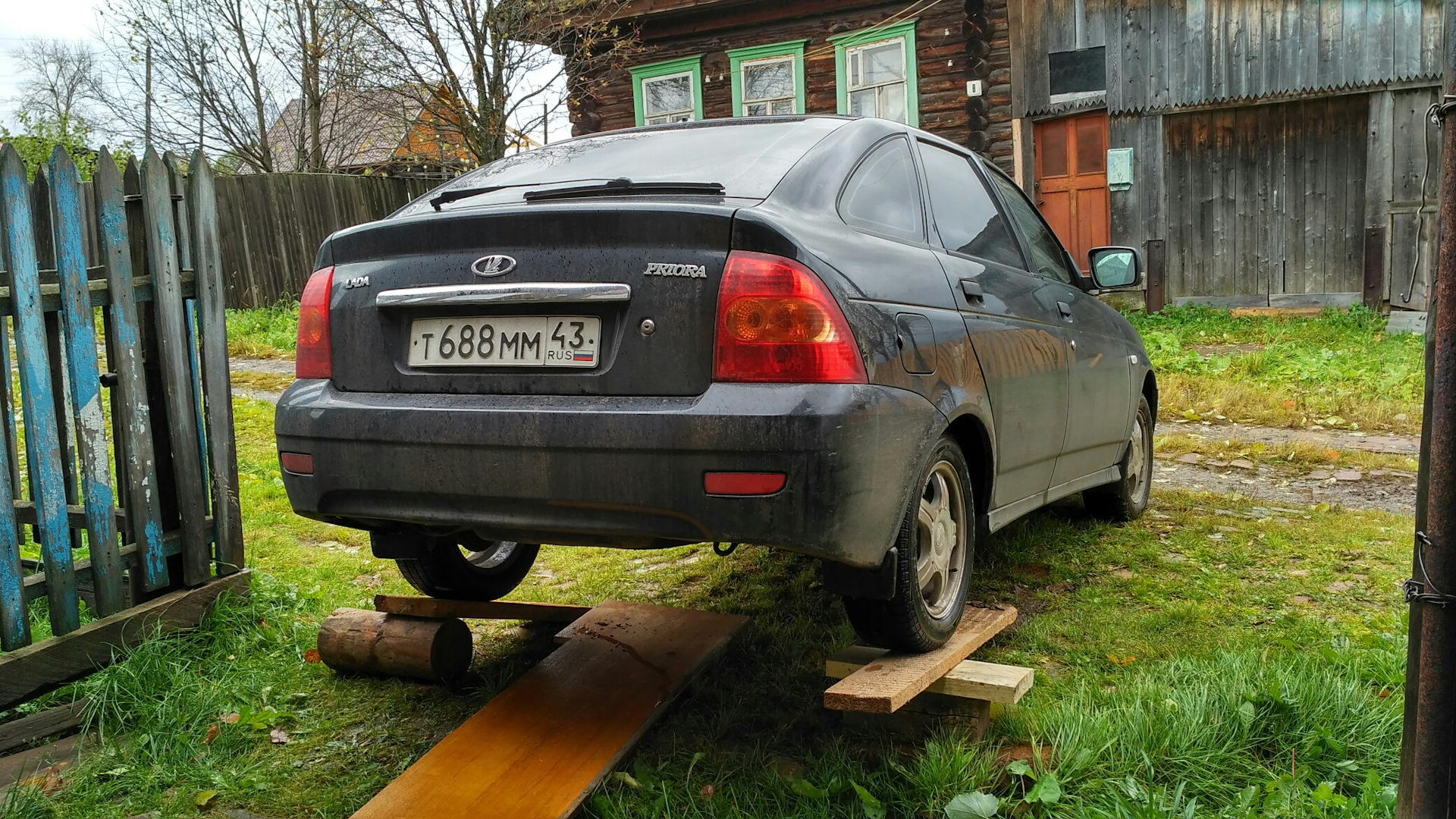 Глушитель приора хэтчбек. Приора хэтчбек 2008 год глушитель. Вырез бампера под глушитель Приора. Приора хэтчбек с двумя глушителями. Приора глушитель задевает бампер.