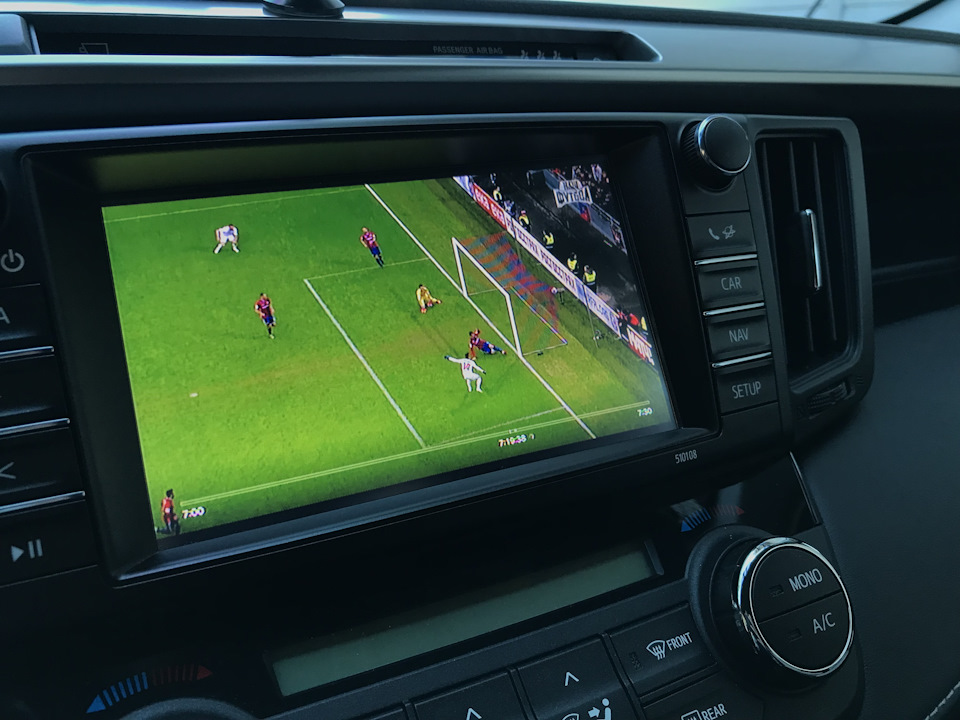 Вполне нормально смотреть даже футбол на этом экране, был бы интернет хороший;) — Toyota RAV4 (IV)