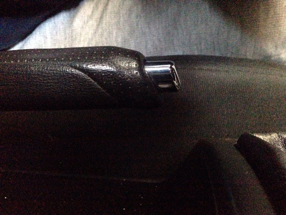 Кнопка ручника мазда 3 бк. Запала кнопка ручника. Пружина кнопки на ручник мазда 6. Запала кнопка ручника. Запала кнопка ручника.