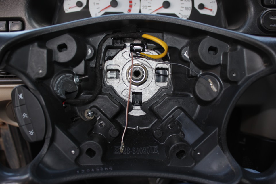 Вот так должен стоять шлейф руля. — Chevrolet Niva (1G)