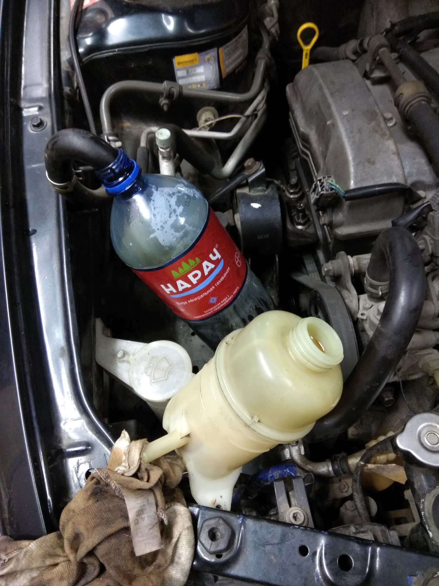 Куда залить жидкость гидроусилителя. Бачок для жидкости гидроусилителя руля Мазда 3 2008. Мазда 2 жидкость в ГУР. Mazda MPV жидкость ГУР. Жидкость для ГУРА Mazda Bongo.