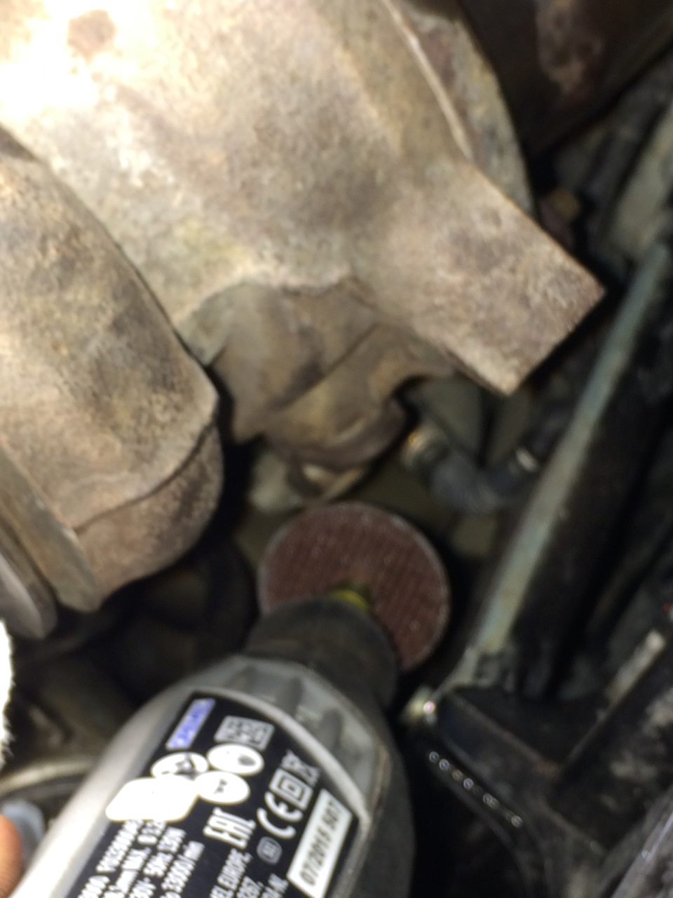 Срезаю стопарное кольцо бор-машинкой. Удобная штука! Не раз меня выручала — Volkswagen Tiguan (1G)