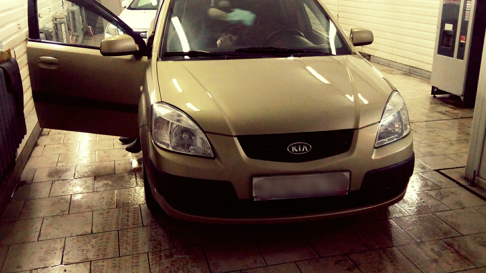 KIA Rio (2G) 1.4 бензиновый 2006 | Золотой на DRIVE2