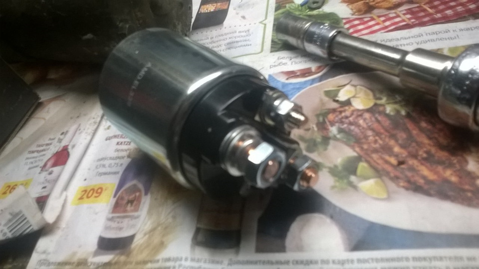 Втягивающее на дэу матиз артикул. 235ec05s 960. Втягивающее на дэу матиз артикул фото. Втягивающее на дэу матиз артикул-235ec05s 960. картинка Втягивающее на дэу матиз артикул. картинка 235ec05s 960. Эта история началась давно и оказалась многосерийной. Однажды в холода при запуске двигателя, стартер издал характерный звук не прокручивая двигатель, со второй, иногда третьей попытки двигатель все же запускался, тогда я порешил что виной всему бендикс и приговорил его к замене, что и было сделано, но уже по теплу, так как зимой снимать стартер очень уж не хотелось и проездил я так периодически мучаясь именно на холодную а со временем постоянно до теплых деньков. замена бендикса помогла и стартер начал работать как надо, радость была недолгой, опять же при наступлении холодов все вновь повторилось по знакомому сценарию. Тут то я и понял как я ошибся одной лишь заменой бендикса и опять все это зимой. Вновь заказ запчастей и ожидание тепла и наконец стартер на верстаке и в этот раз заменены бендикс, который разбило от постоянных прокручиваний и втягивающее реле, установка на машину и радость от отличного запуска, но не успело тепло кончится как вдруг при остановке двигателя из под капота слышно жужжание электромотора, сказать что я был удивлен это ничего не сказать, но остановить замкнутый стартер который вращался без остановки удалось лишь снятием клеммы с аккума, потом был стремительный полет до гаража, который именно в тот день оказался за 100км от места поломки, но все получилось удачно и стартер жив. при вскрытии открылась вот такая картина