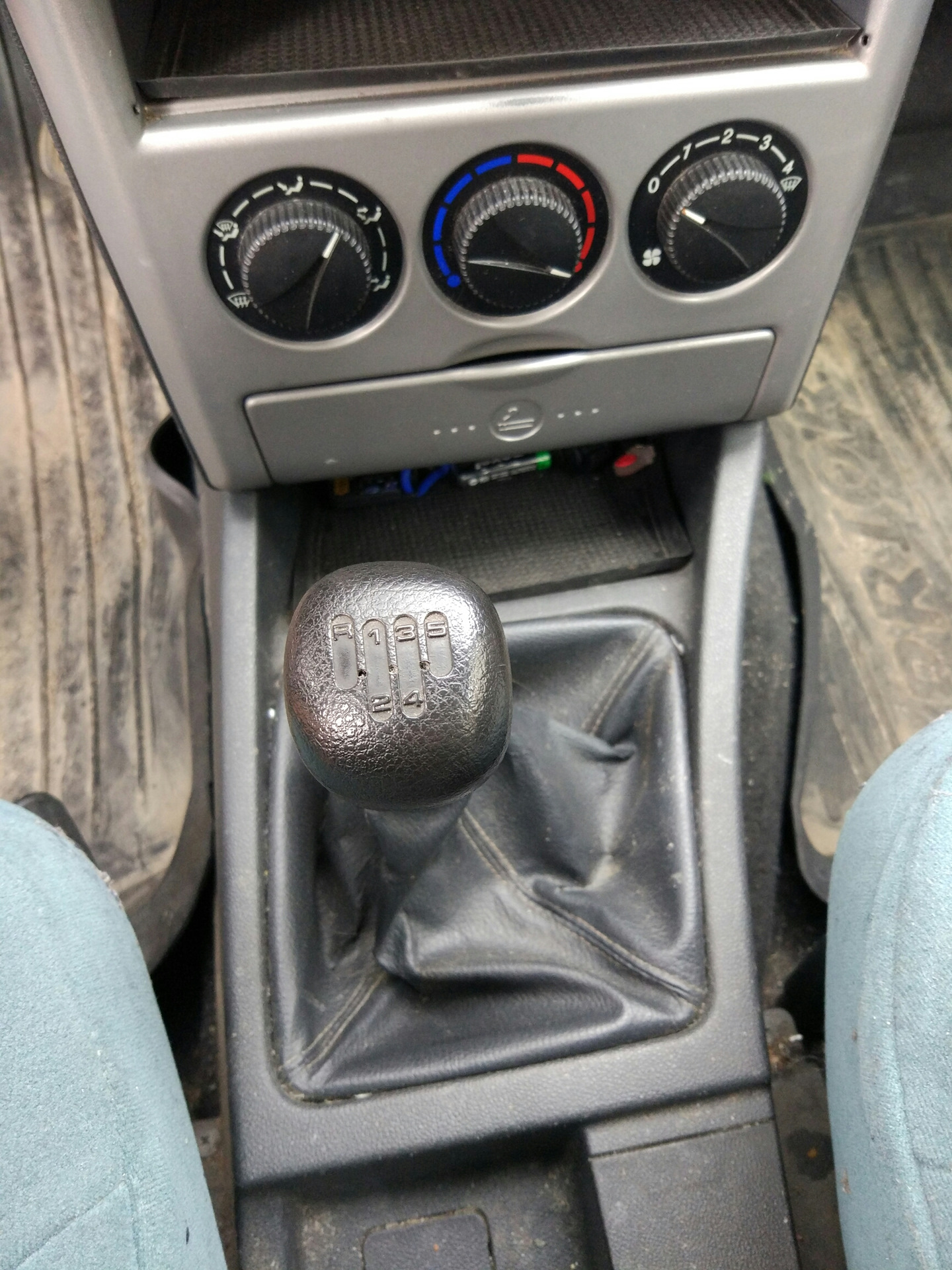 Как снять ручку кпп на приоре. Как снимается ручка кпп на приоре. Ручка кпп веста в приора 1. Дребезг ручки кпп уаз. Рычаг кпп лада приора 1.