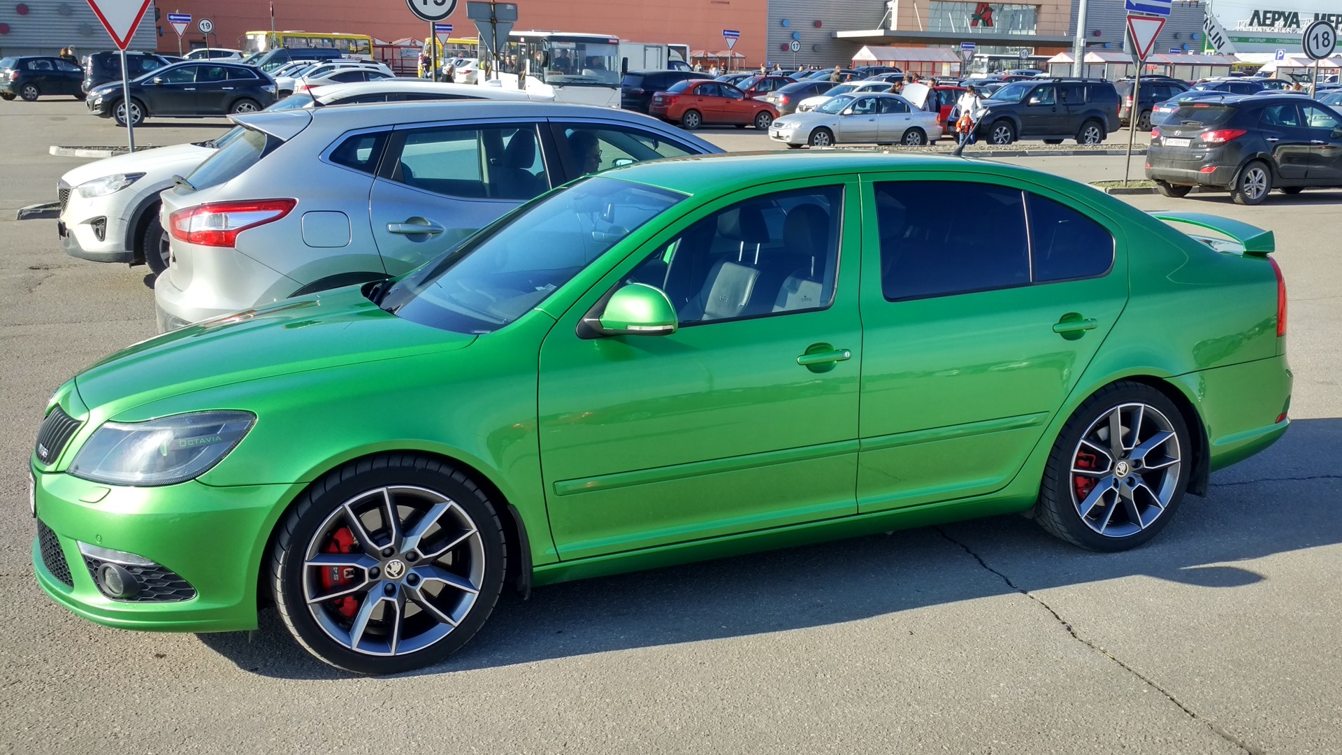 Skoda Octavia RS зеленые суппорта