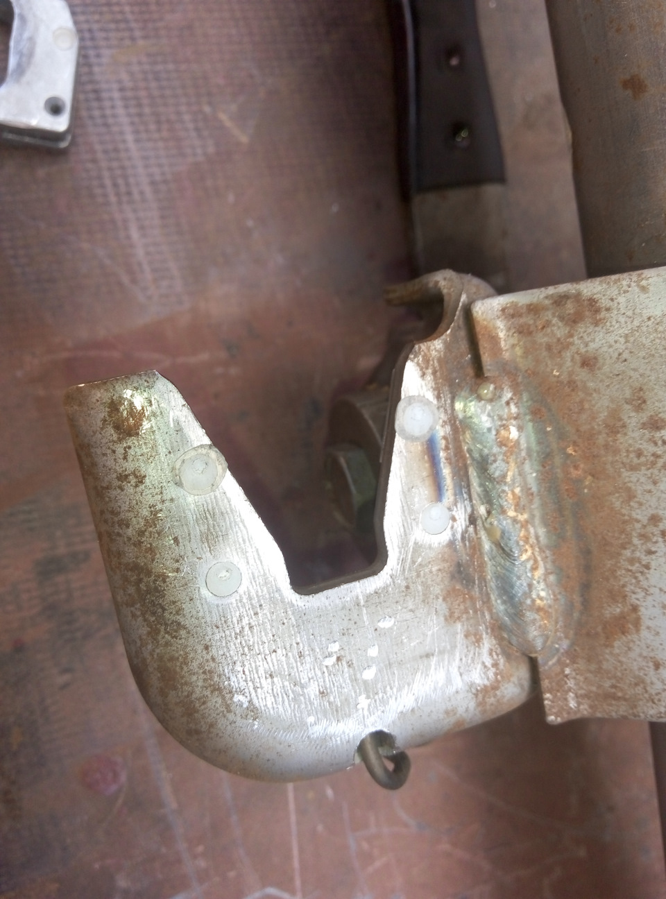 место соединения колонки с направляйкой — Mitsubishi Lancer IX