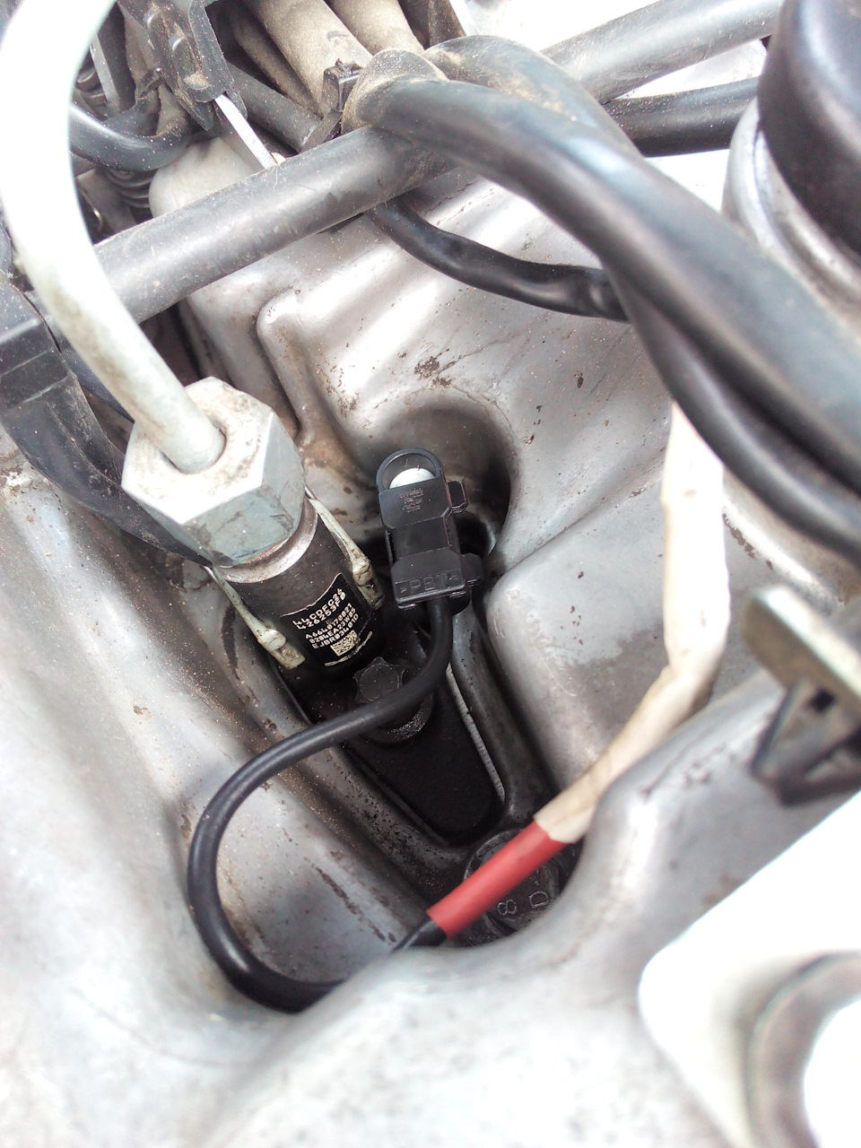 И вот так это выглядит уже в сборе и на свече. Защелкивается туго и сидит отлично. — SsangYong Actyon Sports (1G)