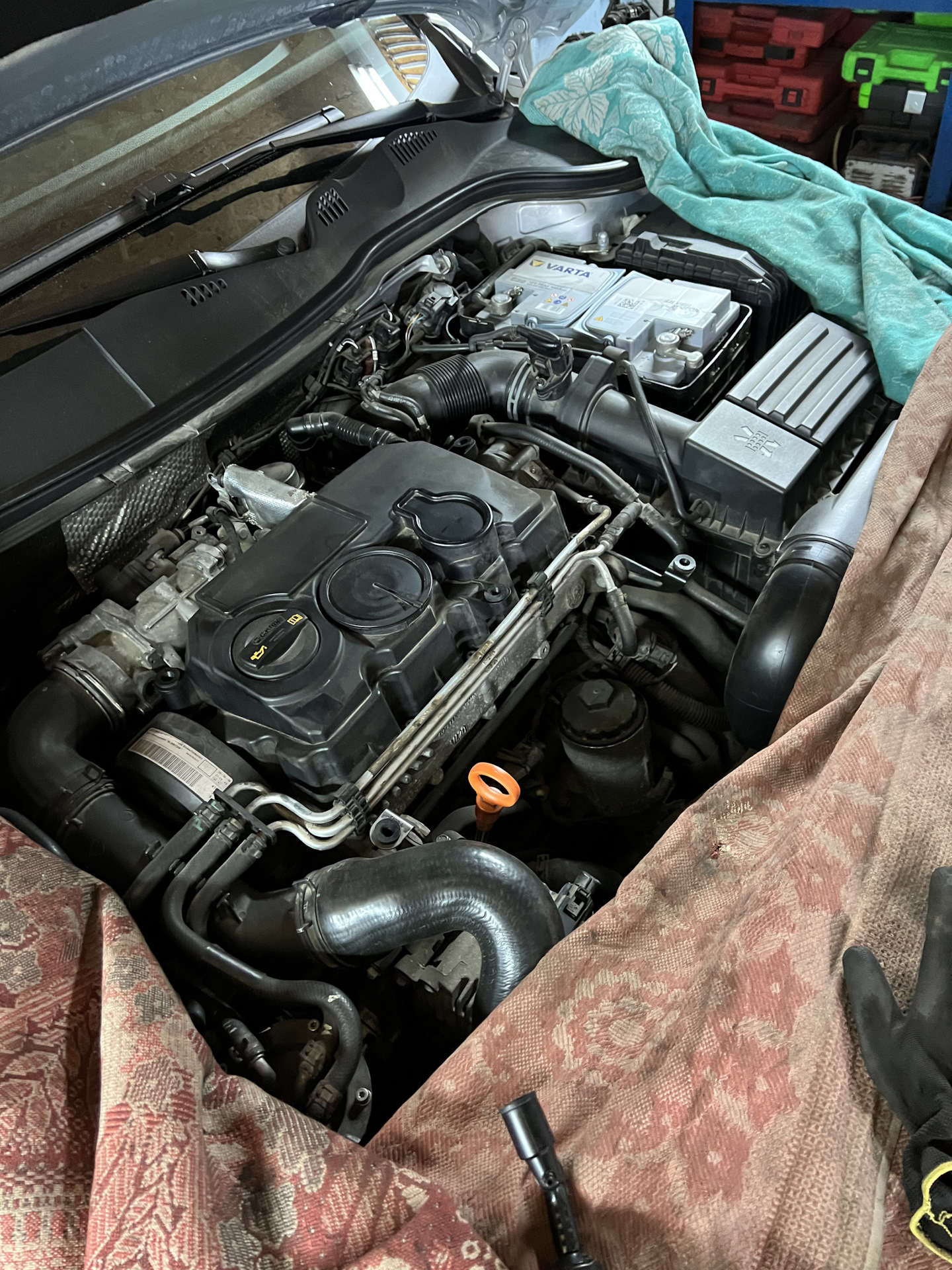 На холостых твердая педаль тормоза — Volkswagen Passat Variant (B6), 1 ...