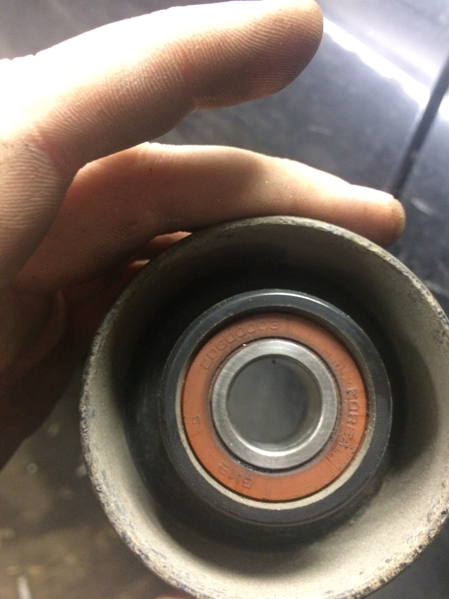 Ролик натяжителя 6203. Подшипник натяжного ролика на двигатель qd32. Подшипник натяжителя ниссан цефиро а33. Подшипник в ролик натяжителя какой. Подшипник генератора форд фокус 2 2.