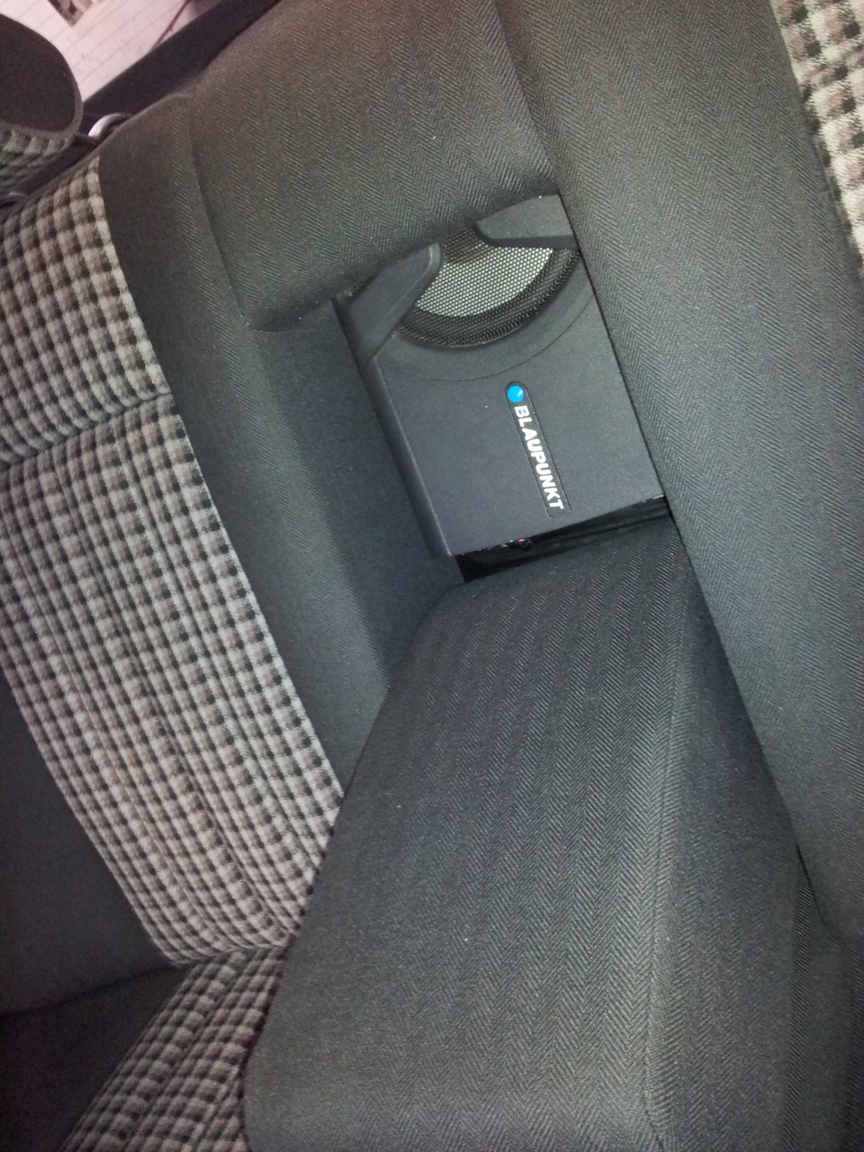 Установка сабвуфера Blaupunkt. — Mercedes-Benz E-Class (W124), 2 л ...