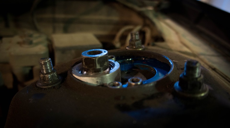 Опоры передних стоек и опорные подшипники — Nissan Laurel (C34), 2,5 л ...