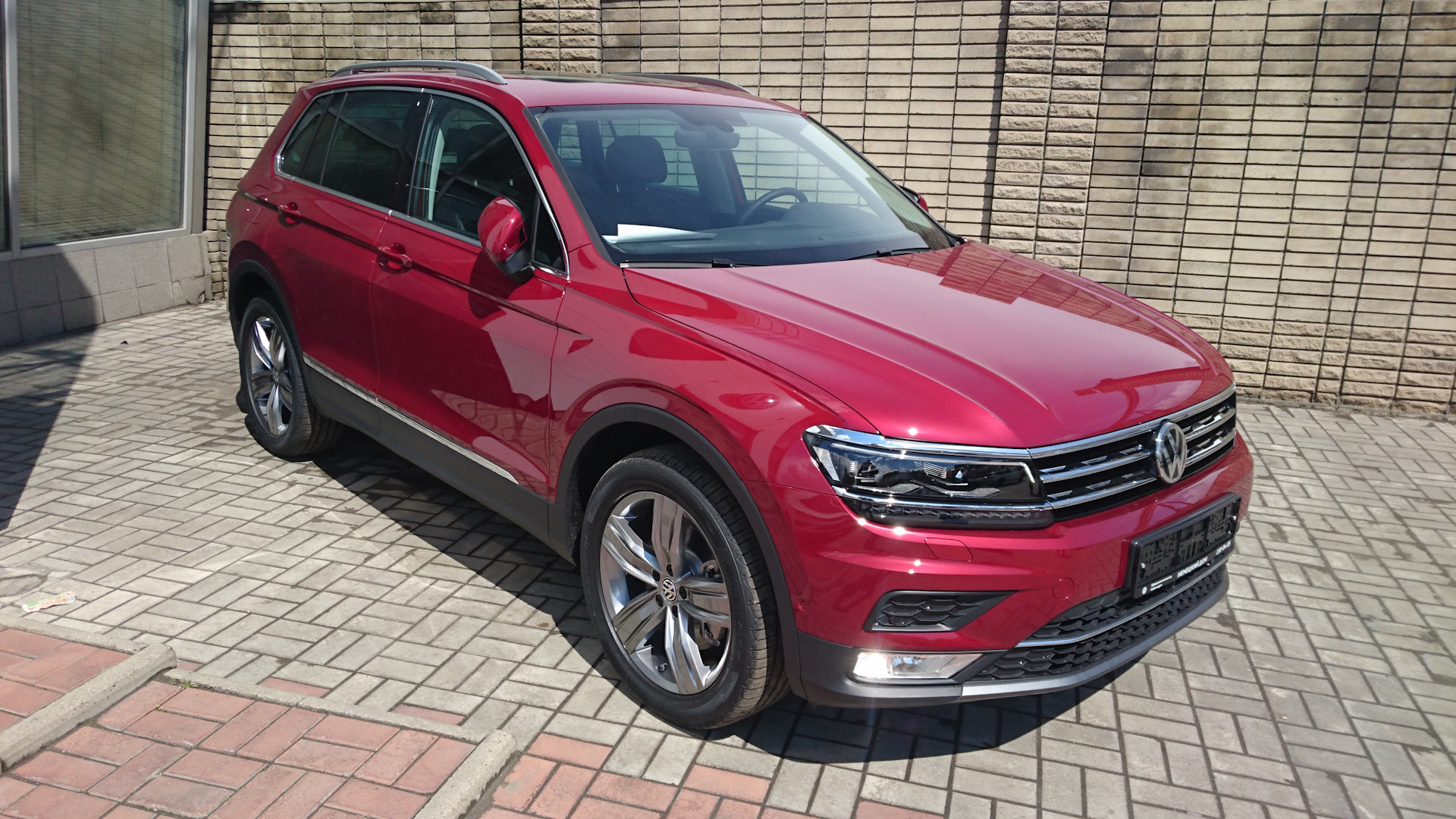 Volkswagen Tiguan 2021 красный