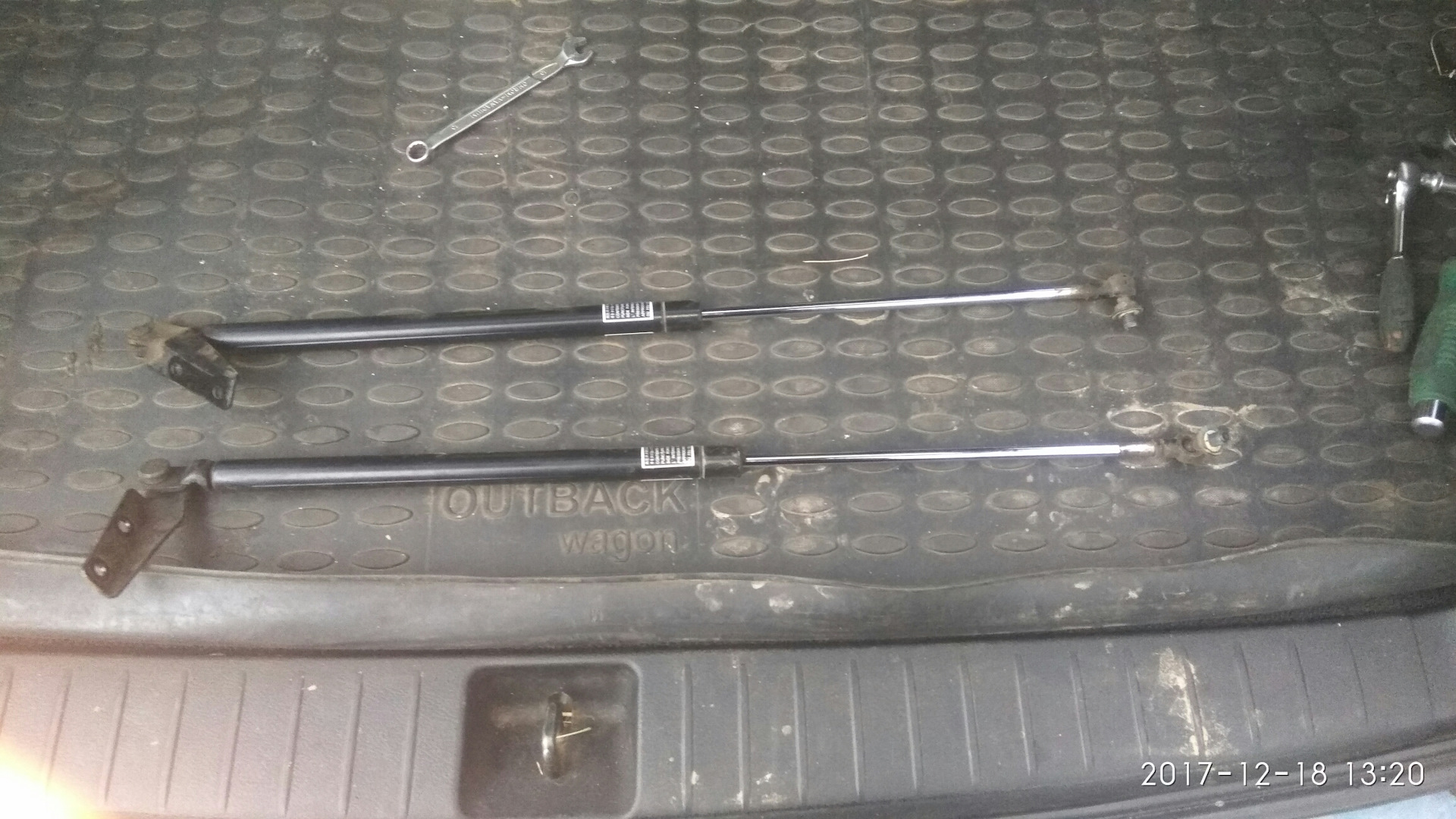 амортизатор багажника мазда фамилия bj5w. держатель для планшета между передними сиденьями. 35. стойки багажника 40 артикул. стойки пятой двери.