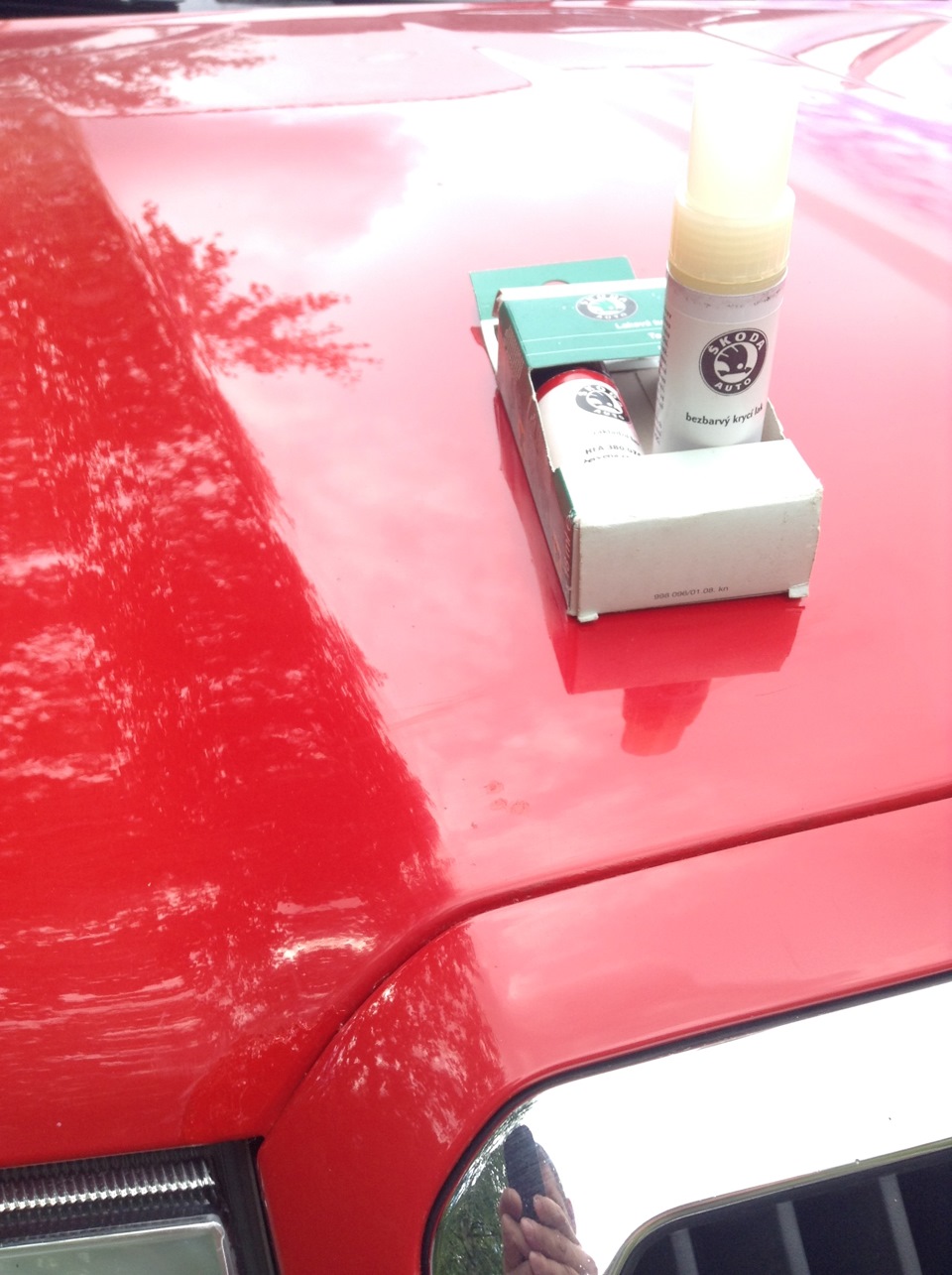 Как правильно закрашивать сколы на автомобиле. Подкраска сколов Skoda Octavia. Покраска сколов на автомобиле. Краска для закрашивания сколов на автомобиле. Подкраска сколов лаком на авто.