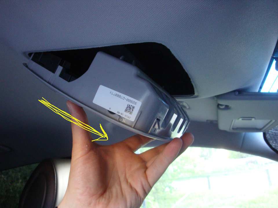 Теперь аккуратно выводим (вперёд) из зацепа заднюю часть. — Hyundai Tucson (TL)