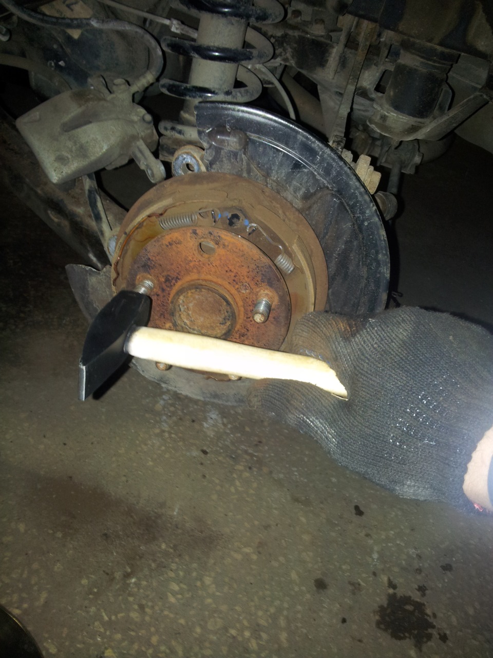 натяжка ручника и замена шпилек — Toyota Avensis II, 2 л, 2007 года ...