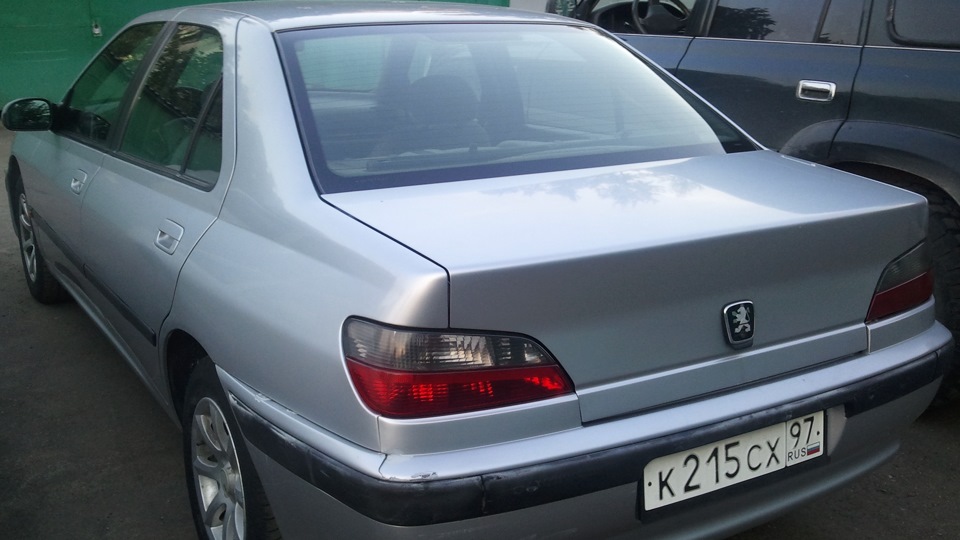 Пежо 406 1998 год. Пежо 406 серебристый.
