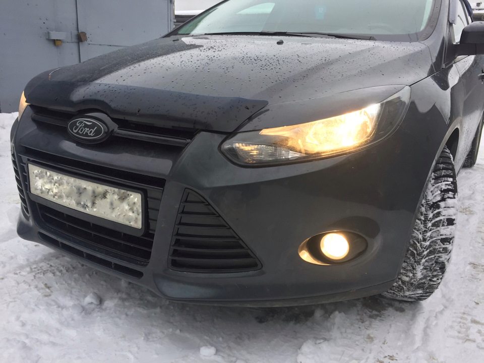 А ещё я решил избавиться от модных логотипов на эмблемах и вернуться к классическому варианту на чёрном фоне ))) — Ford Focus Hatchback III