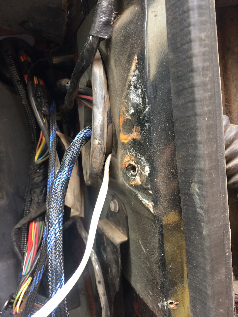 видимо когда ставили сигналку, неправильно пропустили провод и не поставили уплотнитель как положено, из под него и затекала вода — Jeep Grand Cherokee (ZJ)