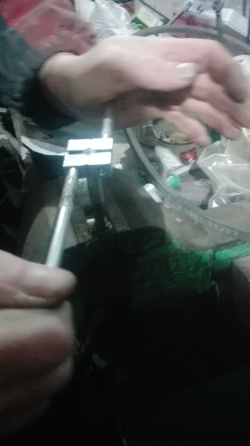 нарезаем резьбу м10х1 (желательно использовать глухой метчик) — Chrysler Town and Country IV