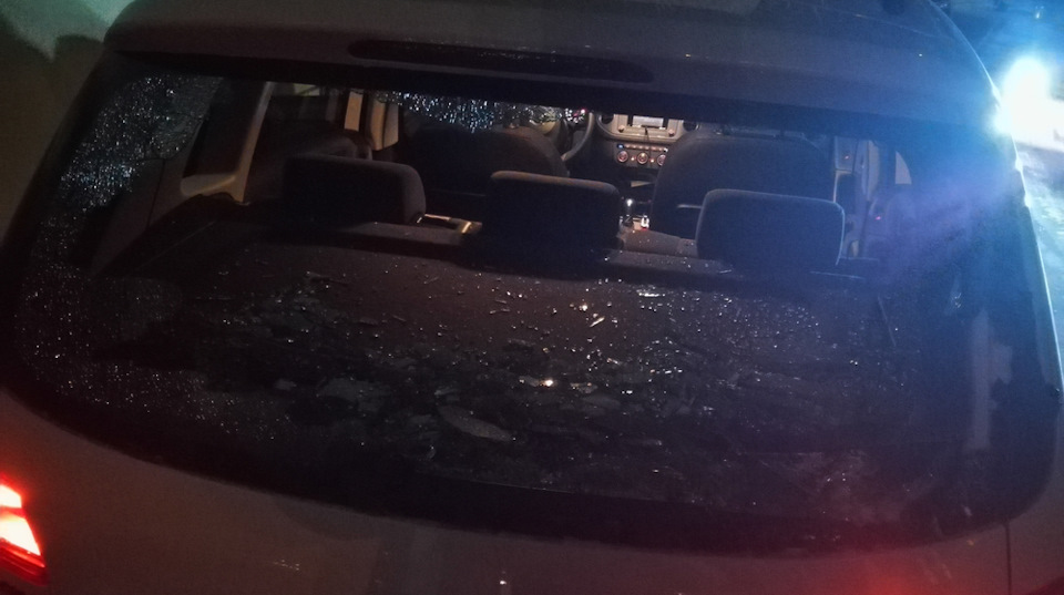 Заднее стекло разбилось — Volkswagen Tiguan (1G), 2 л, 2015 года ...