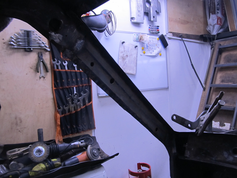 Левая крышка — Москвич 2335