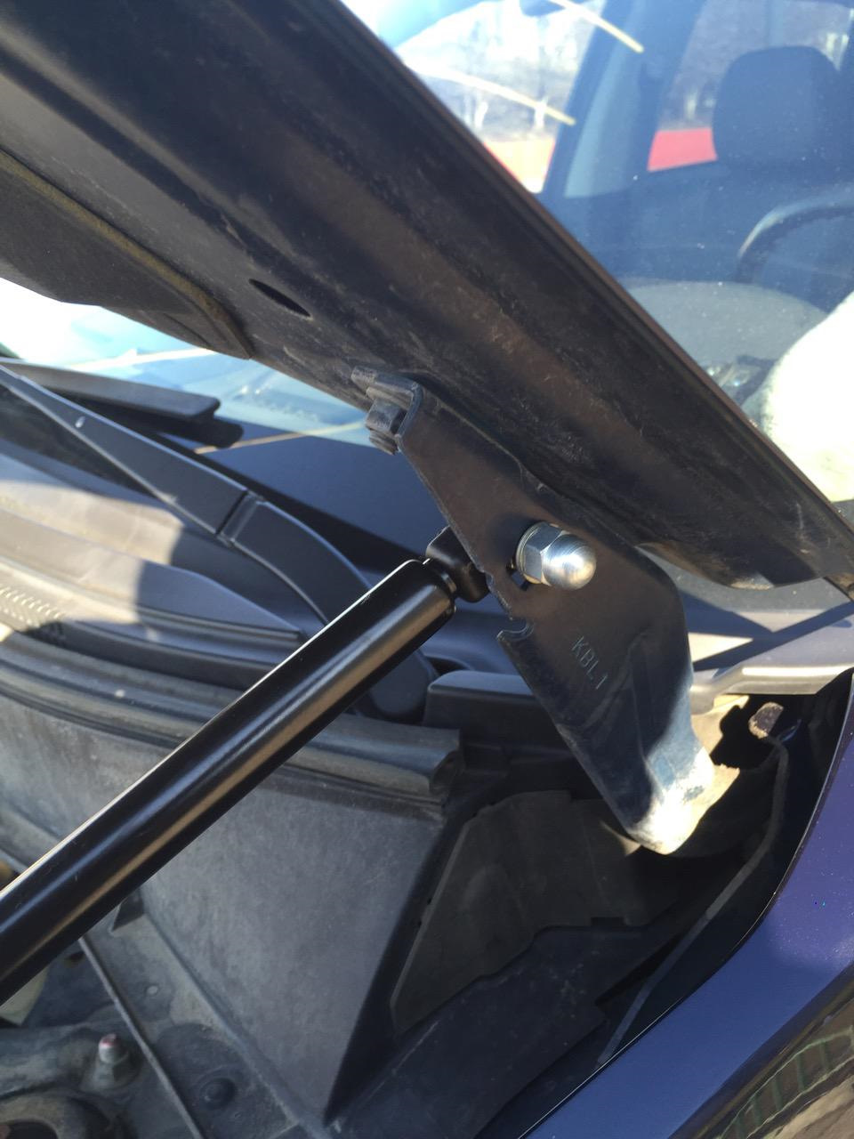 Газовые упоры под капот. — Mitsubishi Outlander XL, 2,4 л, 2010 года ...