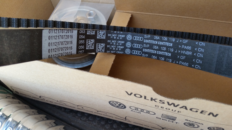 вот какой ремень оказался в коробке — Volkswagen Bora (1G). Запчасти на фото: 06A109119J