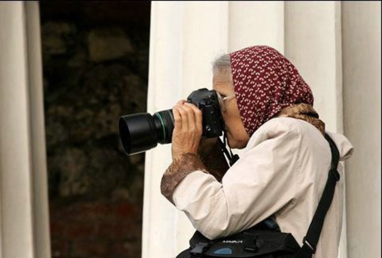 Наблюдать тетя. Бабушка с фотоаппаратом. Старушка с биноклем. Бабка с фотоаппаратом. Бабка фотограф.