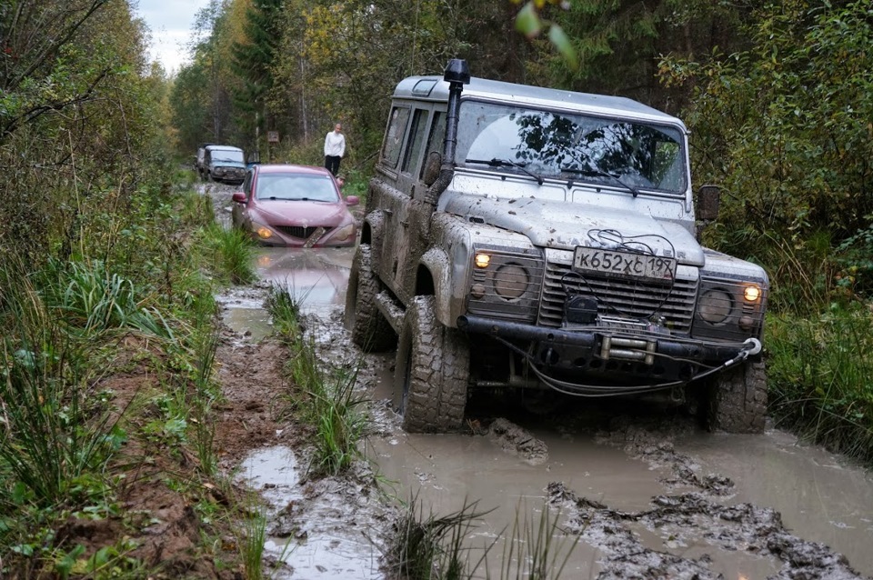 Land Rover Defender в грязи