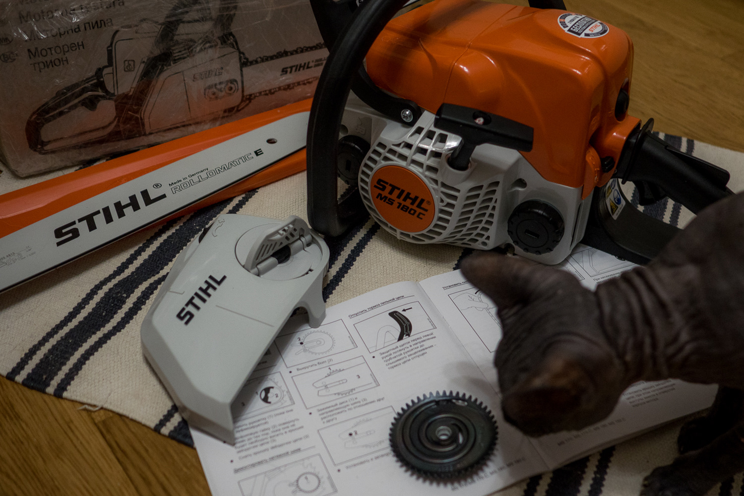 Stihl ms180 как завести. Бензопила штиль МС 660. Пила штиль 180. Бензопила Stihl MS 180c первый запуск. Бензопила Stihl MS 180.