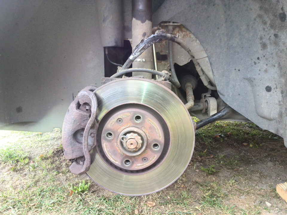 Трется тросик ручника об колесо. Исправлено. — Citroen C5 (1G), 2 л ...