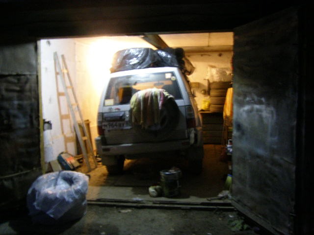 Ремонт машины в гараже ночью
