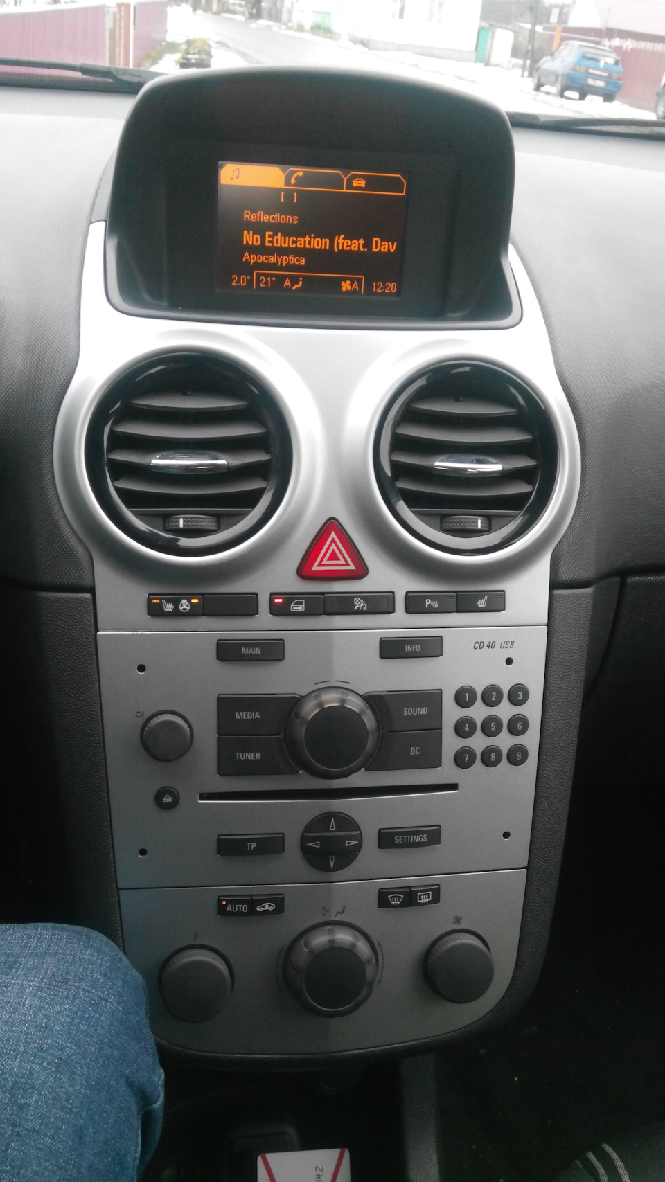 Общий вид консоли. — Opel Corsa D