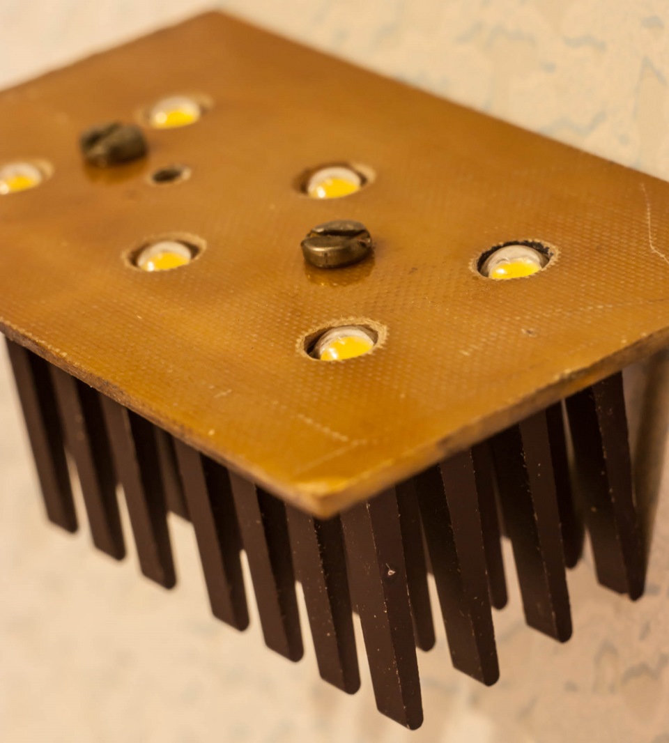 Одноваттные светодиоды в фонари заднего хода — Nissan AD (Y11), 1,5 л ...