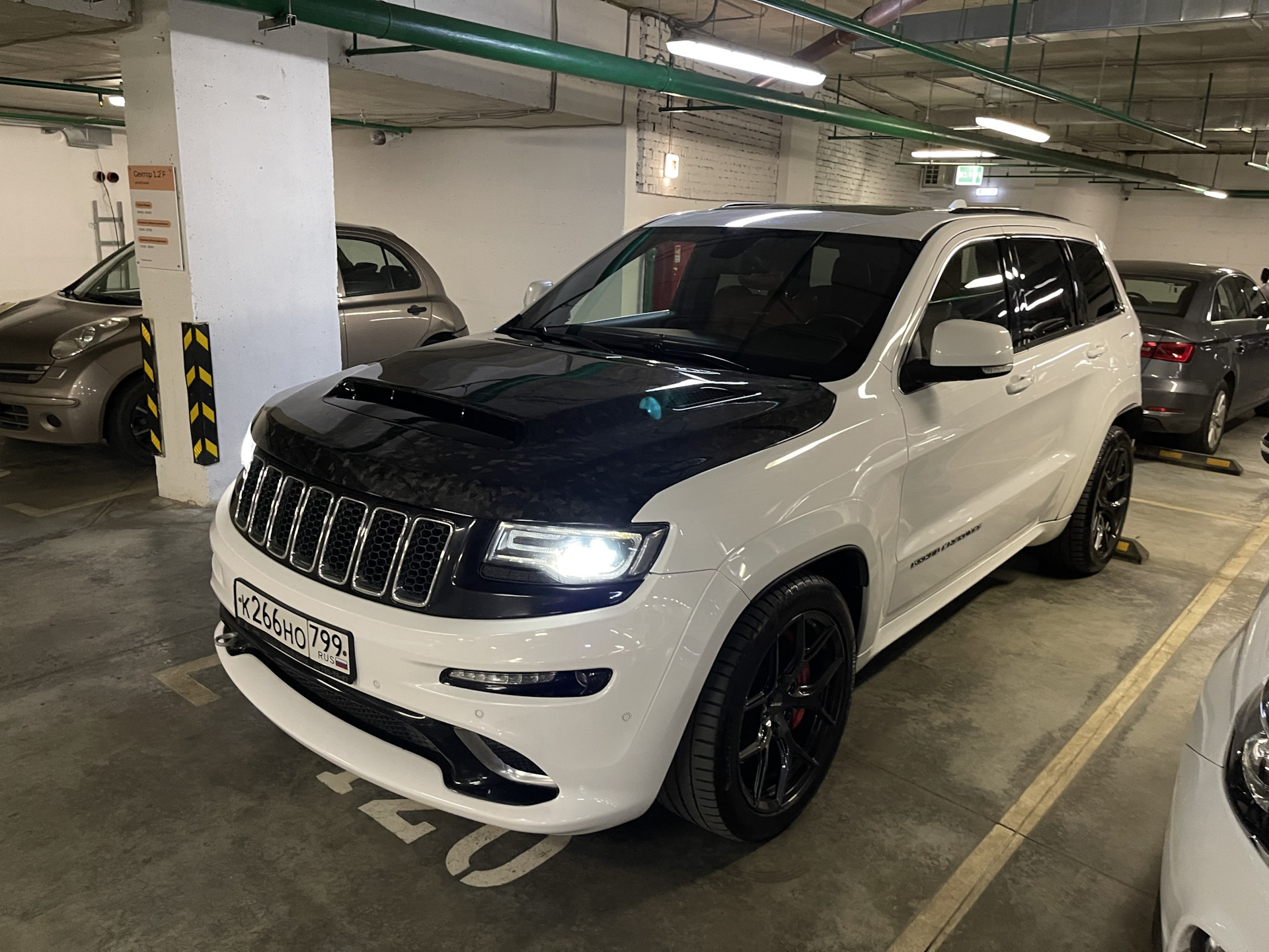 Тюн капот — Jeep Grand Cherokee SRT-8 (WK2), 7 л, 2014 года | тюнинг ...
