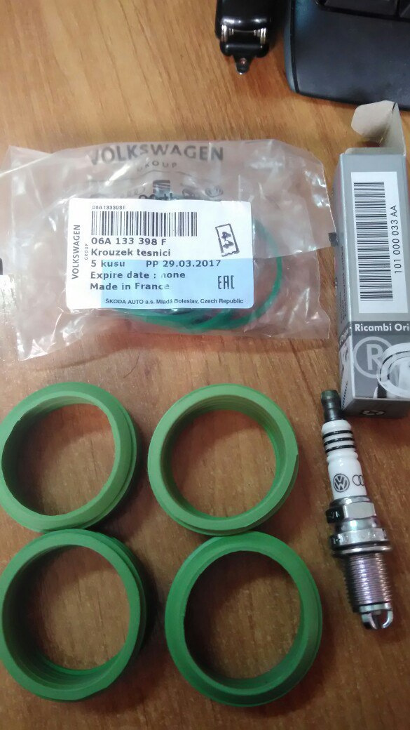 Свечи и крышка термостата с трещиной — Skoda Octavia A4 Mk1, 1,6 л ...