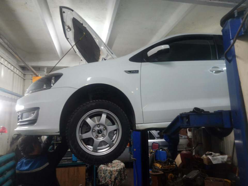 Промежуточная замена масла. — Volkswagen Polo Sedan, 1,6 л, 2016 года ...