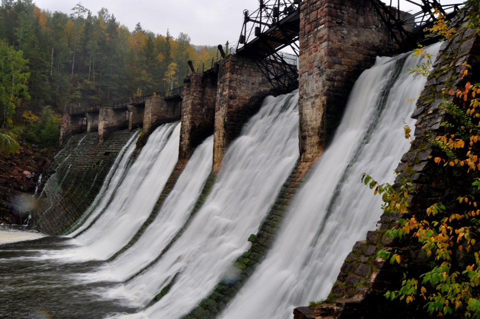 каменно-набросная плотина ирганайской гэс. водопады дамс ривер. плотина мальпассе во фрежюсе. каменная плотина. андижанское водохранилище.