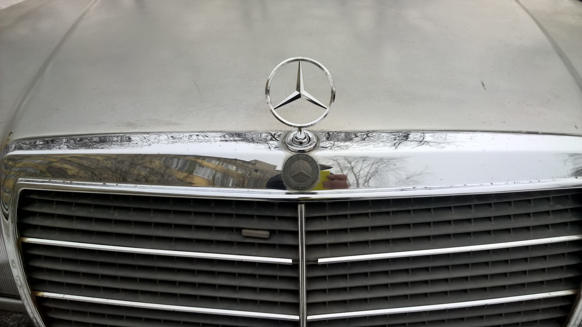 Капот мерседес бенц. Прицел на капоте Мерседес 190. Mercedes-Benz GLK 2012 прицел на капоте. Значок Мерседес 190 на капот. Капот Мерседес 124,w.
