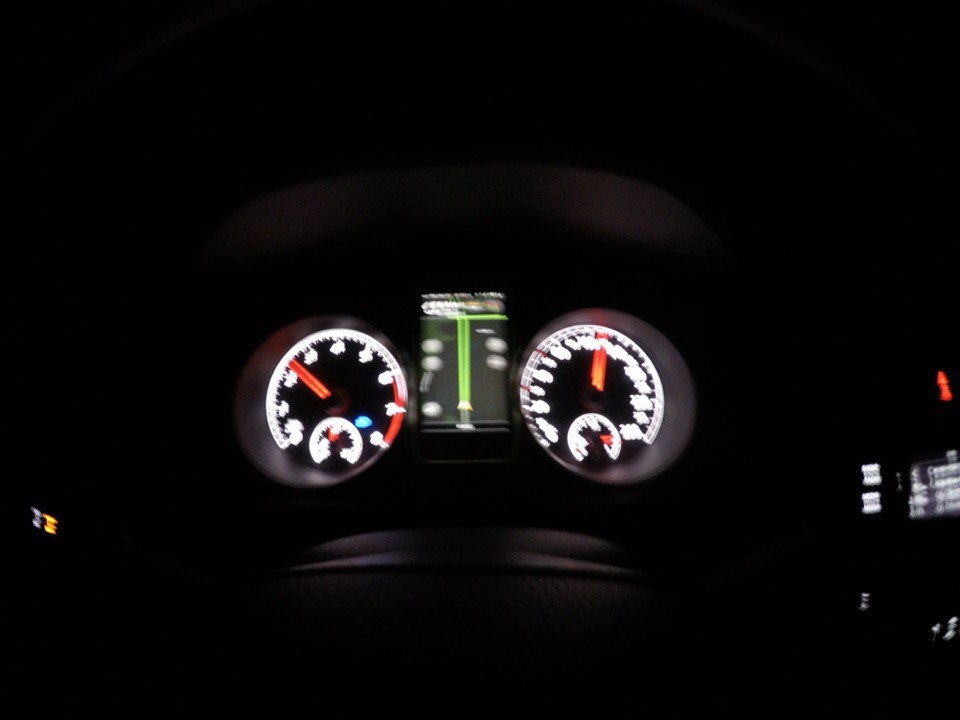 На днях ездил в область. Пока жду холдер для телефона с али, положил телефон с навигацией прямо на приборку. Встал почти как родной. :) Жаль, что размыто получилось. Фоткал на экшн камеру в движении. — Volkswagen Golf Mk7