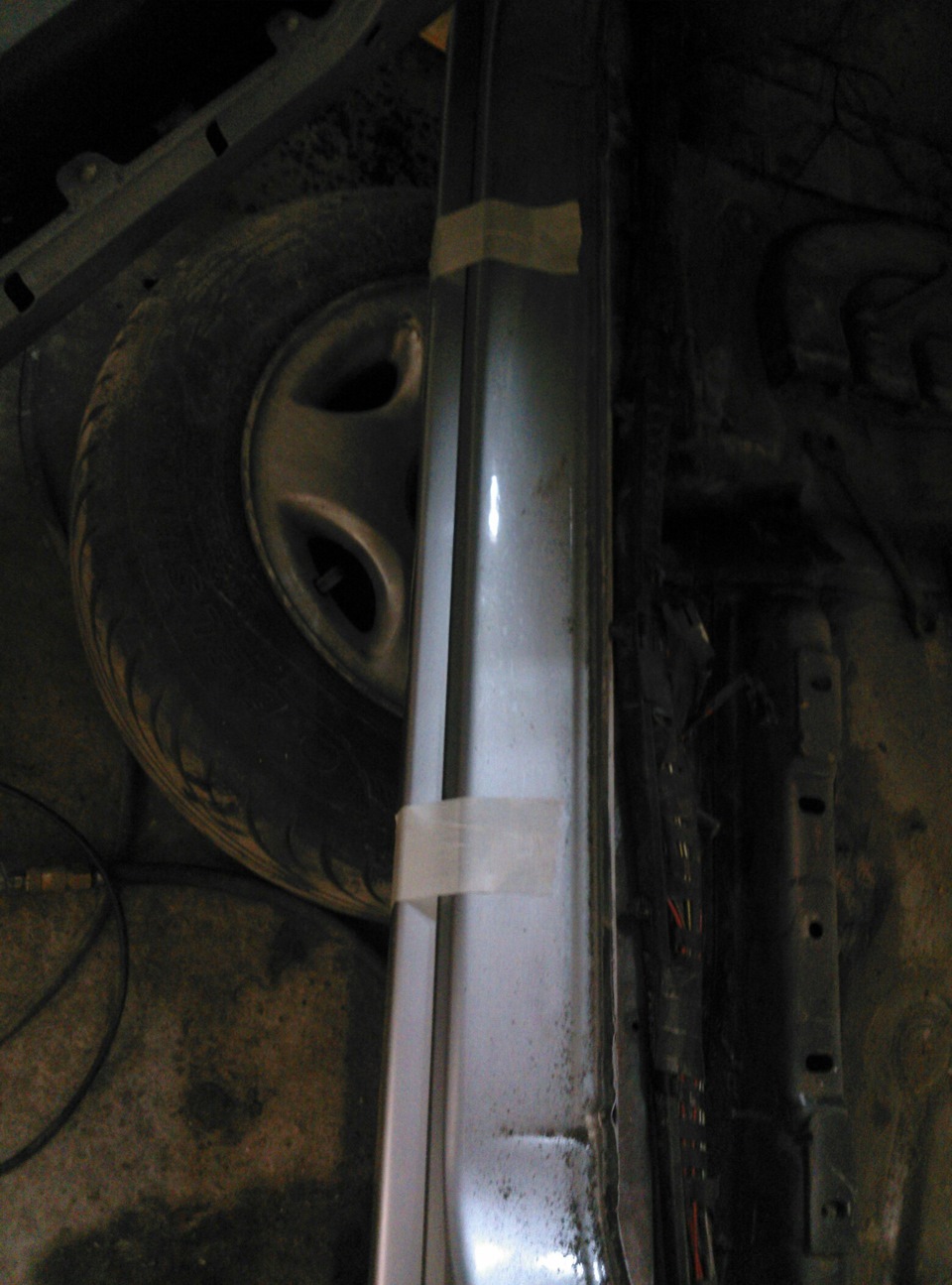 Попытка приклеить порог почти по феншую)) — Opel Omega B, 3 л, 1994 ...