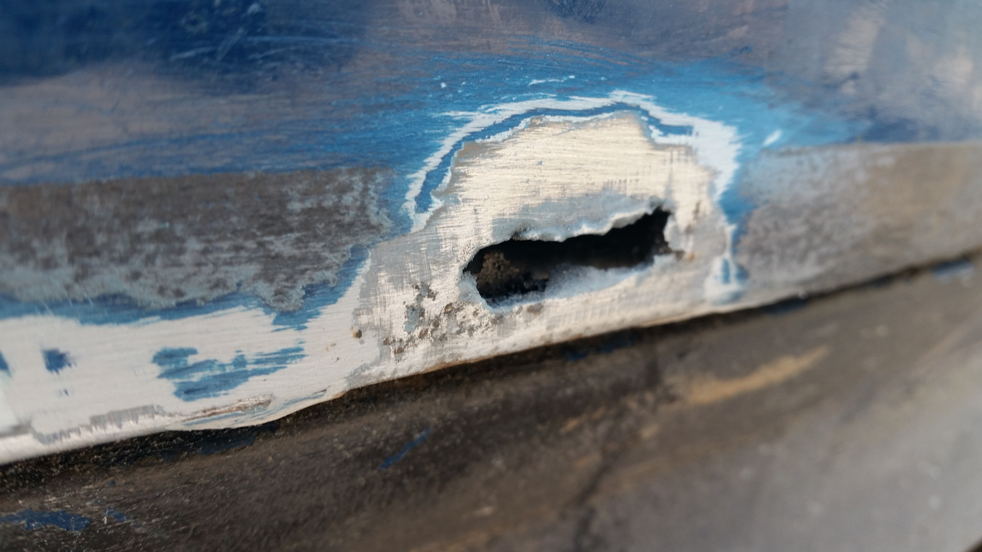 Чем заделать дырку в пороге двери - фото