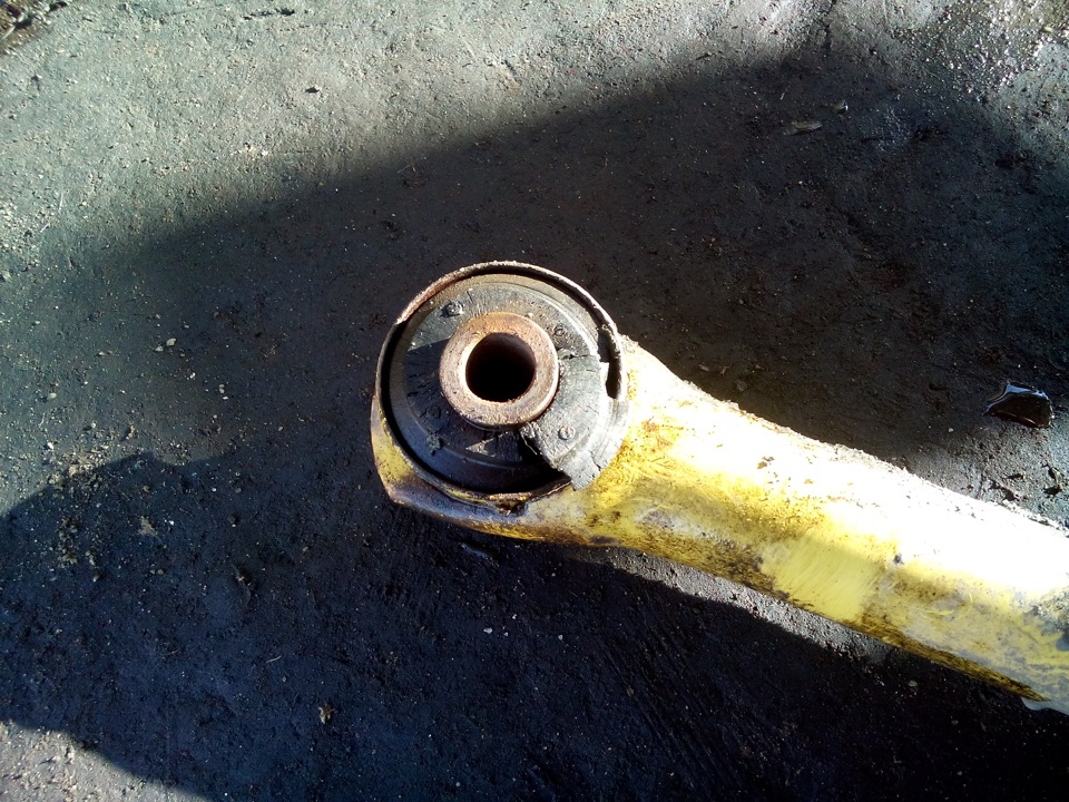 замена втулок на реактивных тягах. — Lada 21013, 1,3 л, 1987 года ...